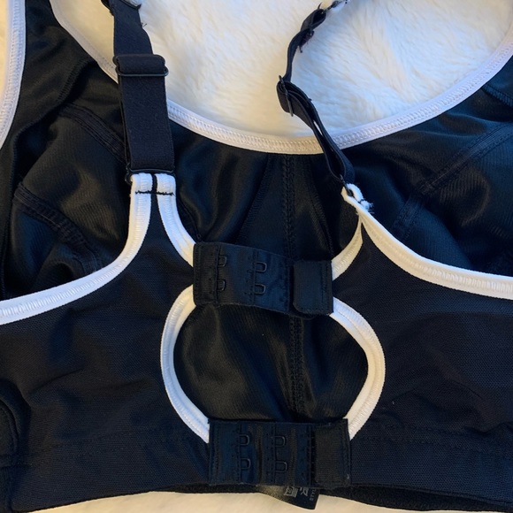 Shock Absorber Sports Bra - Picture 2 of 3